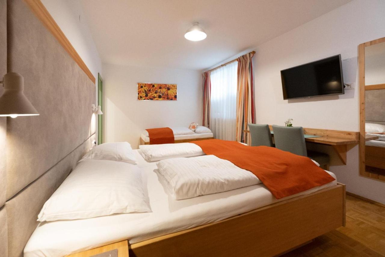 Santner, Hotel Eugendorf Exteriör bild